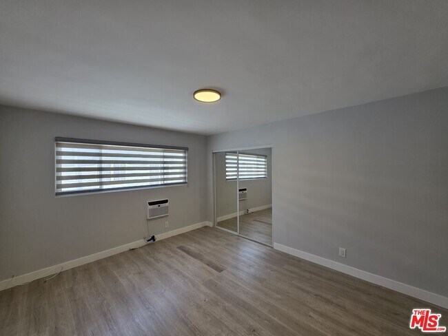 2650 S Barrington Ave-Unit -5 in Los Angeles, CA - Building Photo - Building Photo