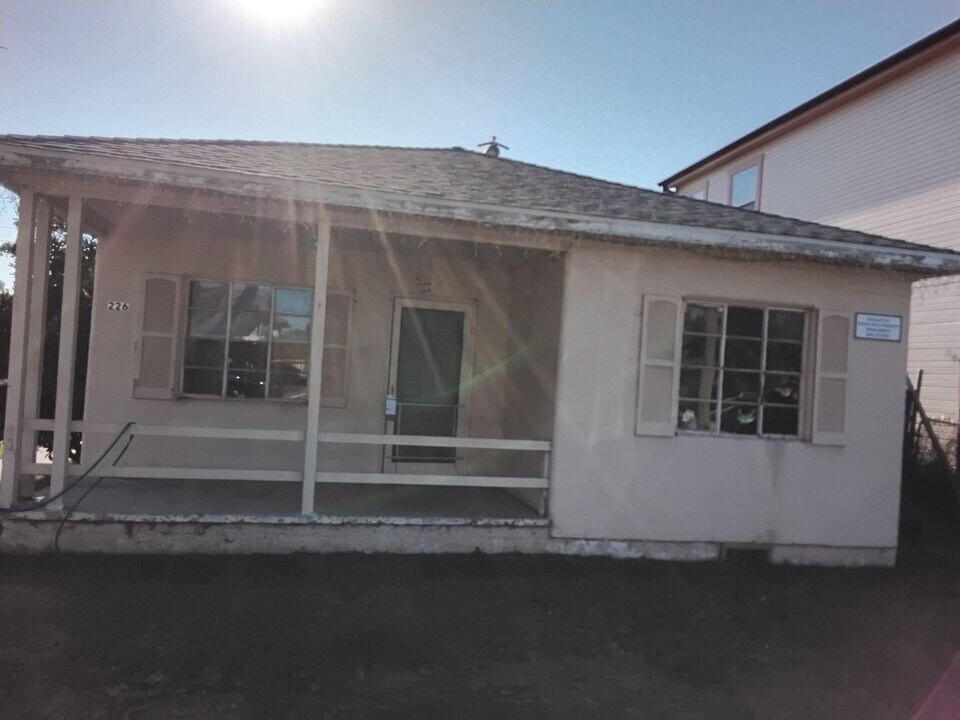 226 S 8th St in Santa Paula, CA - Building Photo