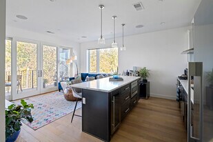 946 Saratoga St, Unit 302 in Boston, MA - Building Photo