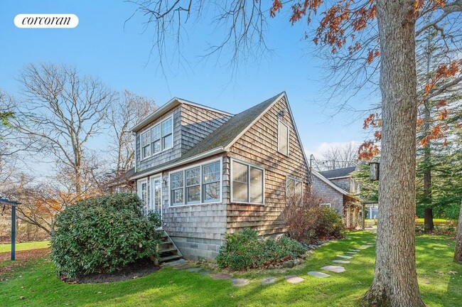 34 Maple Ln in Sag Harbor, NY - Building Photo - Building Photo