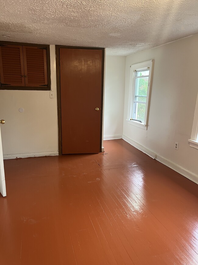 44 Wells St, Unit One Bedroom Apartment in in Manchester, CT - Foto de edificio - Building Photo