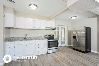 671 Caliente Way in Altamonte Springs, FL - Foto de edificio - Building Photo