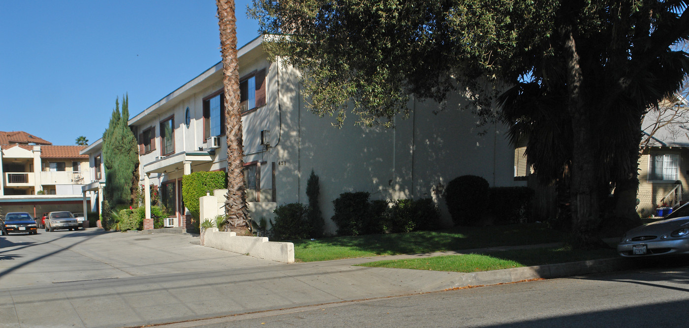 425 Holliston Ave in Pasadena, CA - Foto de edificio