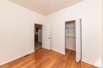 1310 W Winnemac Ave-Unit -2R in Chicago, IL - Building Photo - Building Photo