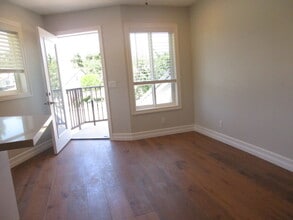 21 Medea Creek Ln, Unit 1 in Oak Park, CA - Building Photo - Building Photo