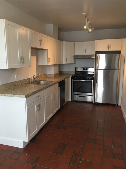 466 Park Dr, Unit 17 in Boston, MA - Building Photo