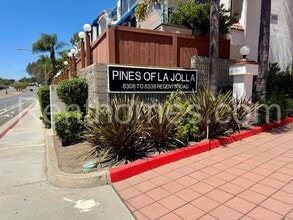 8320 Regents Rd in San Diego, CA - Building Photo - Building Photo