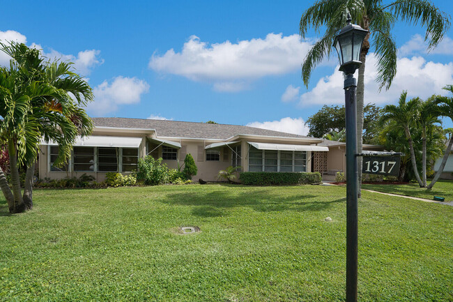 1317 High Point Way SE in Delray Beach, FL - Building Photo - Building Photo