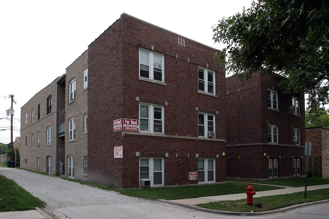 8140 White Ave in Lyons, IL - Foto de edificio