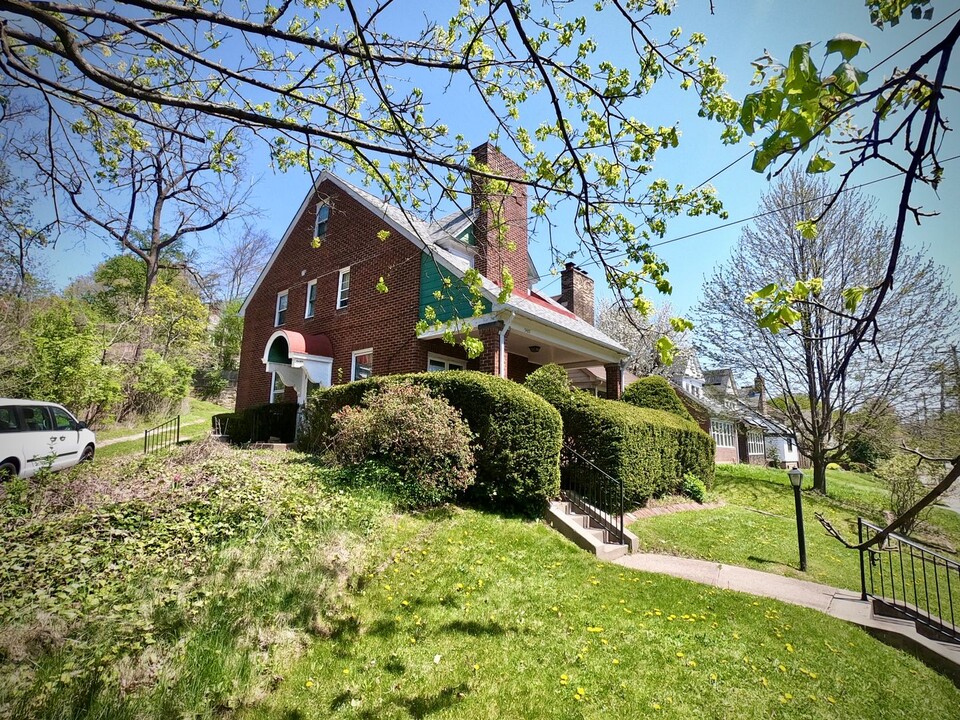 5437 Wilkins Ave in Pittsburgh, PA - Building Photo