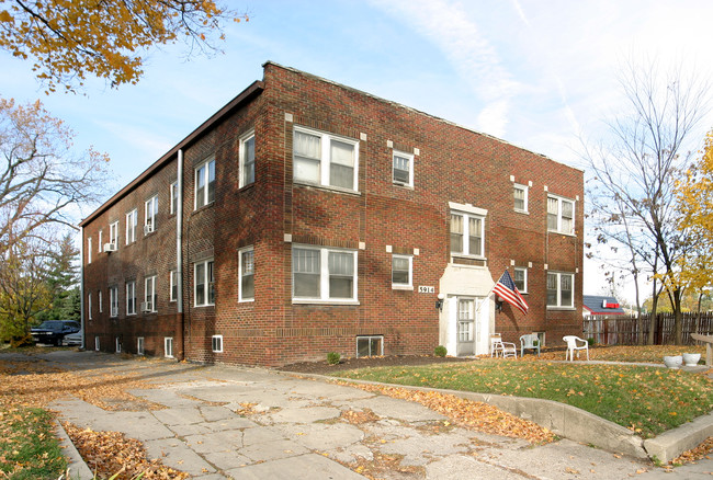 5914 E Washington St in Indianapolis, IN - Foto de edificio - Building Photo