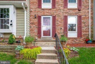10255 Quiet Pond Terrace in Burke, VA - Foto de edificio - Building Photo