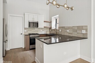 2119 N Clark St, Unit 2F in Chicago, IL - Building Photo - Building Photo