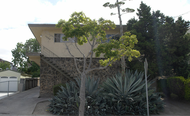 5060 Congress Ave in Oakland, CA - Foto de edificio - Building Photo