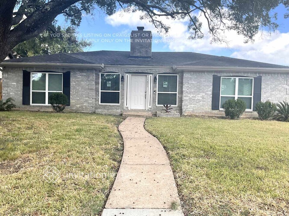 15823 Blackhawk Blvd in Friendswood, TX - Building Photo