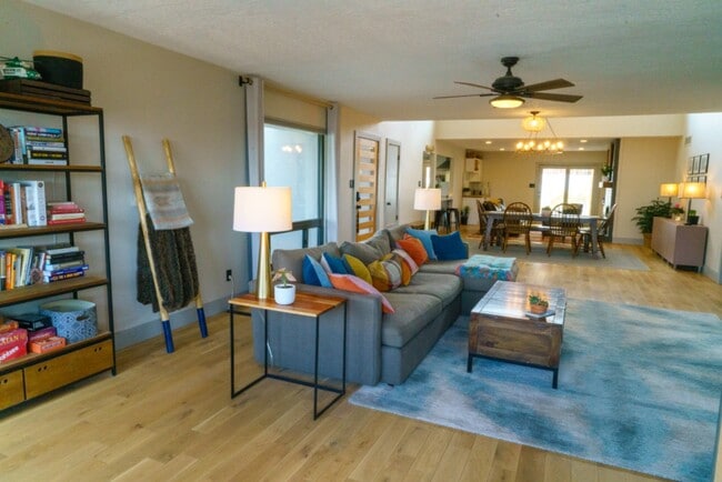 1034 Wagon Train Dr SE in Albuquerque, NM - Building Photo - Building Photo