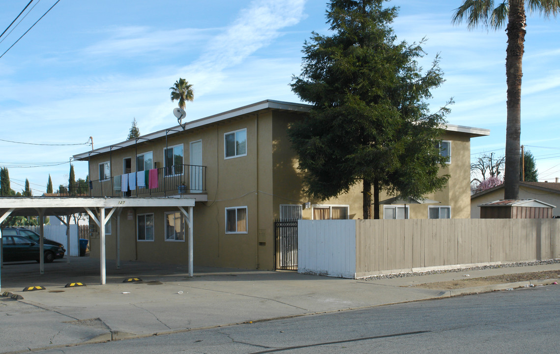 127 W 9th St in Gilroy, CA - Foto de edificio