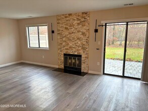 61 Lenape Trail in Tinton Falls, NJ - Foto de edificio - Building Photo