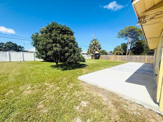 1453 SW Sudder Ave in Port St. Lucie, FL - Foto de edificio - Building Photo