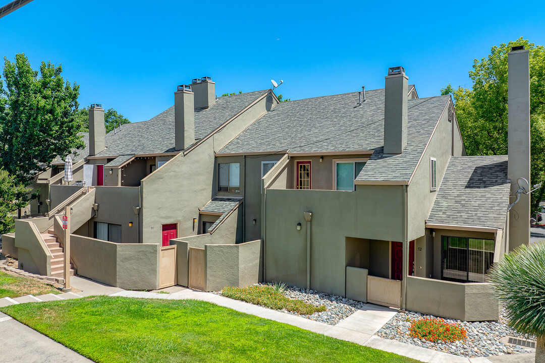 Hemlock Street Condominiums in Sacramento, CA - Foto de edificio