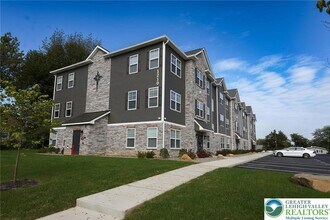 1210 Eaton Ave, Unit 204 in Bethlehem, PA - Foto de edificio - Building Photo