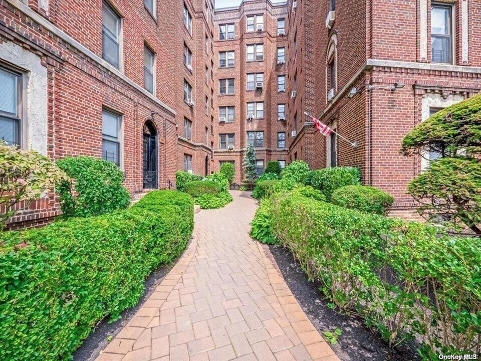 115-25-115-84 84th Ave in New York, NY - Building Photo