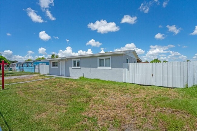 19400 SW 114th Ave in Miami, FL - Building Photo - Building Photo