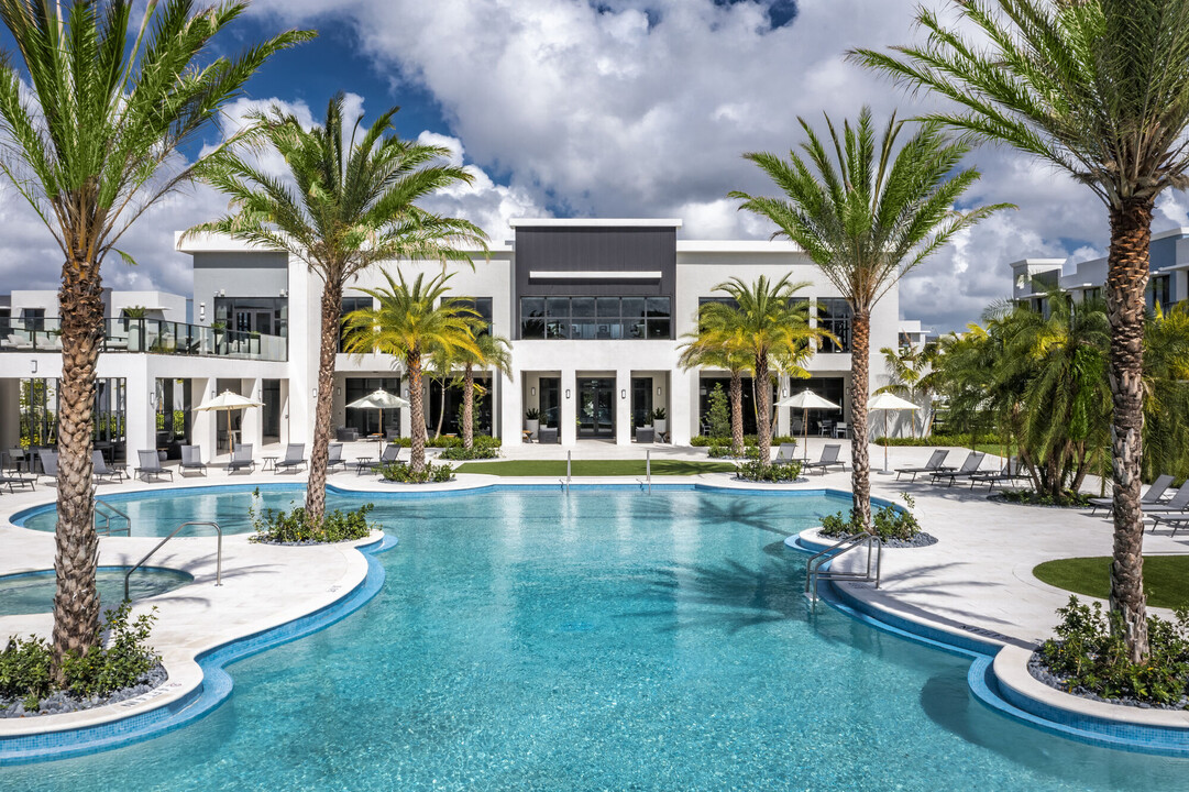 Manor Hialeah in Hialeah, FL - Building Photo