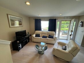 7 Clearwater Ln in East Hampton, CT - Foto de edificio - Building Photo