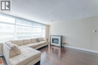 1320 Chesterfield Ave in North Vancouver, BC - Building Photo - Building Photo