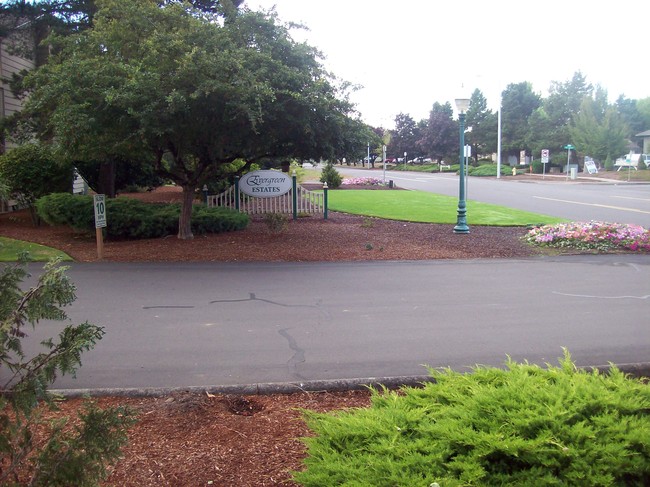 Evergreen Estates in Woodburn, OR - Foto de edificio - Building Photo