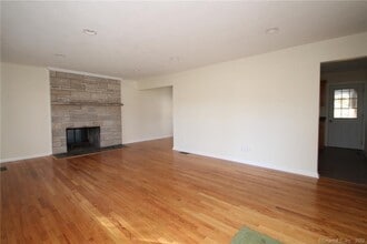 24 High Acres Rd in Ansonia, CT - Foto de edificio - Building Photo