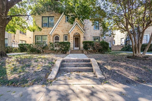 property at 5924 La Vista Dr