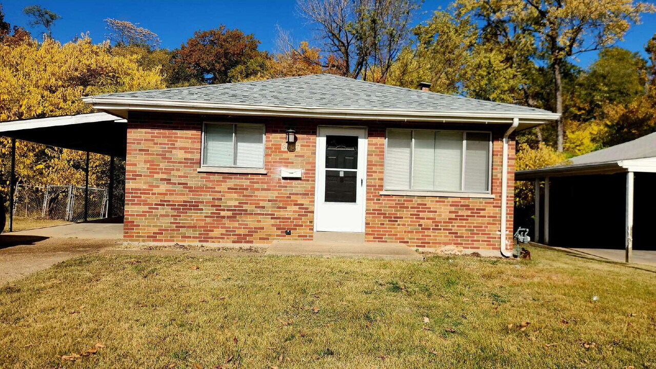 6657 Kenwood Dr in St. Louis, MO - Building Photo