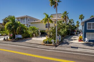 206 Gulf Blvd in Indian Rocks Beach, FL - Foto de edificio - Building Photo
