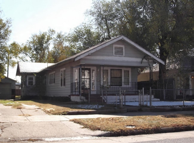 property at 207 W 7th Ave