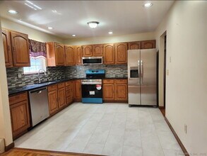 5 Rotella Dr in Bethel, CT - Building Photo - Building Photo