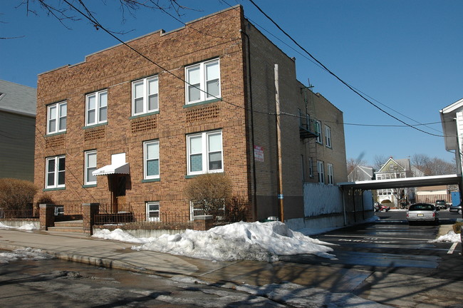 10 Alyea Ter in Clifton, NJ - Foto de edificio - Building Photo