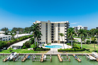 Kingsport Club in Naples, FL - Foto de edificio - Building Photo