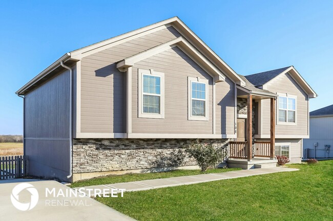 108 Golfview Dr in Pleasant Hill, MO - Foto de edificio - Building Photo