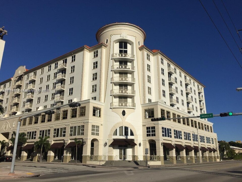 2030 S Douglas Rd, Unit 409 in Coral Gables, FL - Foto de edificio