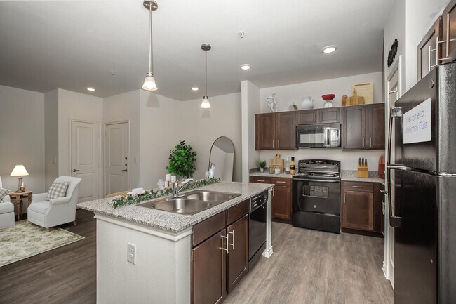 McKinney Falls Apartments- Income Restricted in Austin, TX - Foto de edificio - Building Photo
