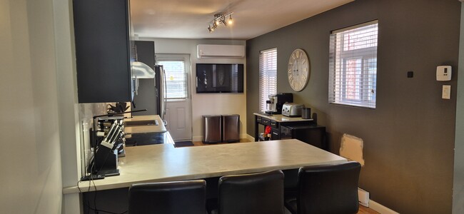 2474 Notre-Dame Rue O in Montréal, QC - Building Photo - Building Photo