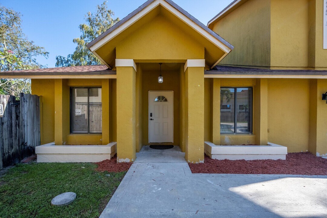 13745 Yarmouth Dr in Wellington, FL - Building Photo