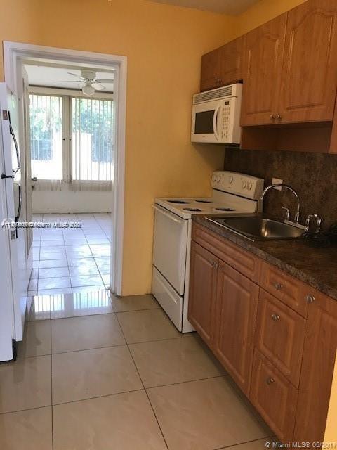 5643 Hayes St in Hollywood, FL - Building Photo - Building Photo