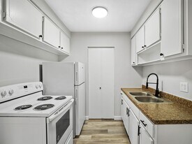 Brittain Park in Akron, OH - Building Photo