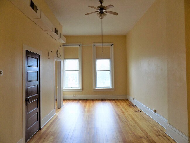 56 E Burlington Ave in Fairfield, IA - Building Photo - Building Photo