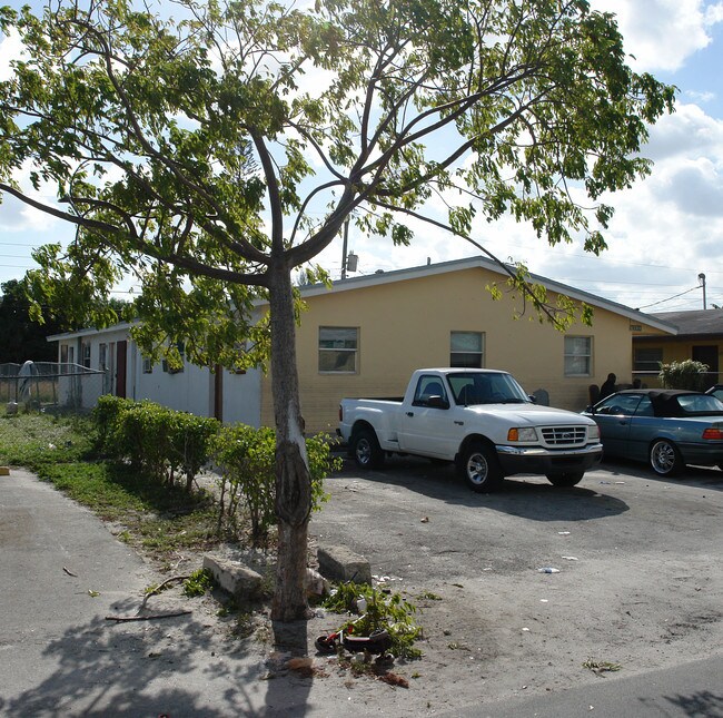 3032 NW 2nd St in Pompano Beach, FL - Building Photo - Building Photo