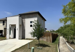 5626 Encanto Dr in Laredo, TX - Building Photo - Building Photo