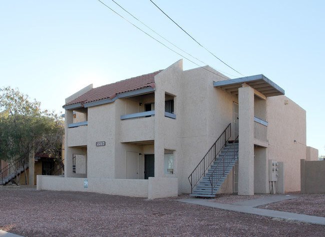 2217 E Cactus Rd in Phoenix, AZ - Building Photo - Building Photo